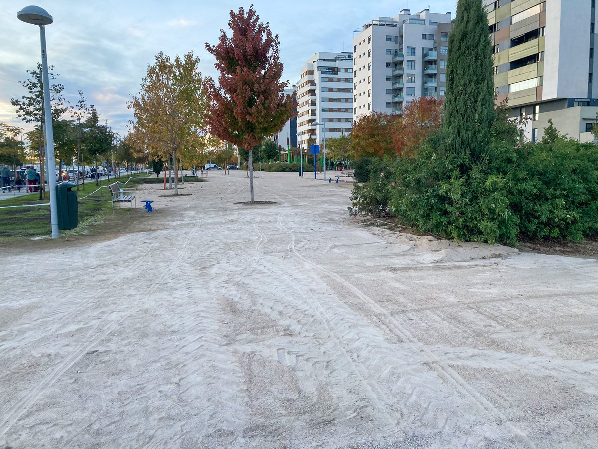 Bastante mejor la tierra/arena que han puesto. 

Aunque las “zonas verdes” de #ElCañaveral son 90% tierra al menos ya no hay riesgo de romperse un tobillo con las piedras.
