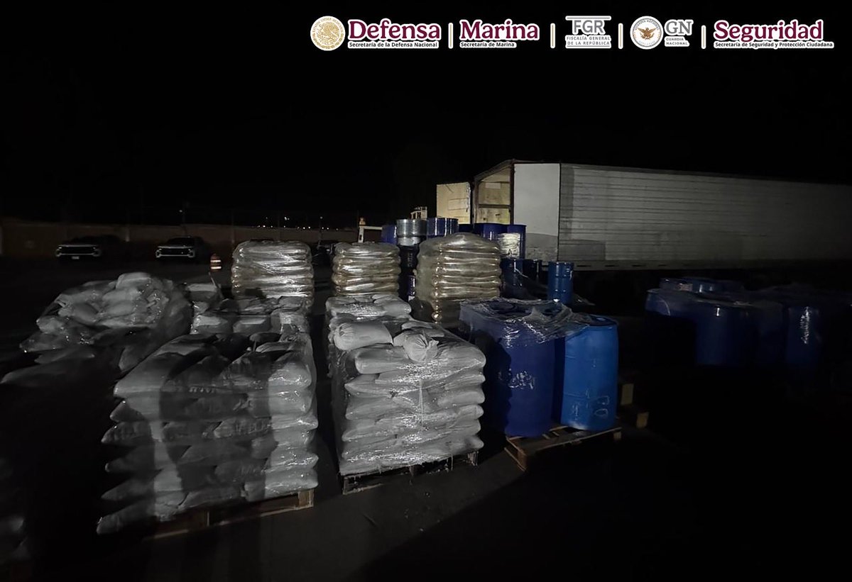 En un tramo carretero de Durango, elementos de la Agencia de Investigación Criminal de <a href="/FGRMexico/">FGR México</a> en coordinación con el <a href="/GabSeguridadMX/">Gabinete de Seguridad de México</a> detuvieron a una persona y aseguraron un tractocamión que transportaba más de 13 toneladas y 13,400 litros de sustancias químicas y precursores