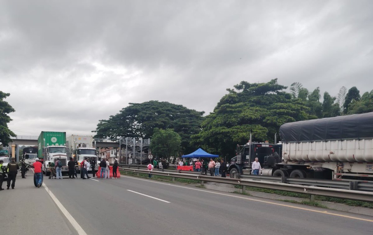 #CierreVial Se presenta cierre total de la vía Cali - Andalucía (km 76+300, sector de Chambimbal, corregimiento Presidente, jurisdicción de Buga) por manifestación en la vía.

Se recomienda prever los desplazamientos.

#PisaInforma #ValleDelCauca #Manifestación