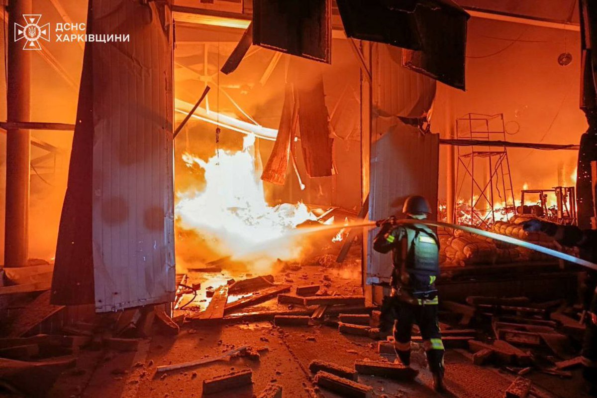 Харьков после прилёта. Почему пожарный после (!) прилёта в бронежилете? Значит, прилетело куда нужно.