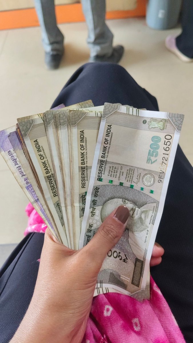 ब्याज भले ही 2% ज्यादा देना पड़े 
पर अपनों से उधार कभी भी मत लेना...!!