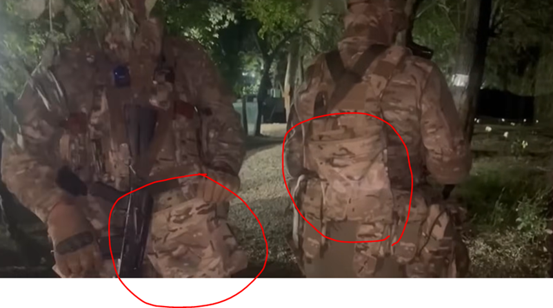 moscowmk23's tweet image. ソマリア撃ちCQBでは、まずダンプポーチを背中か前面に取り付けます。ダンプポーチには無数の手榴弾を入れておきます。
手榴弾ポーチなんて言う、取り出すのにベルクロを外す必要があり、入れられる個数も限られるポーチは使いません。ここは工事現場です。
youtube.com/watch?v=jPCUCz…