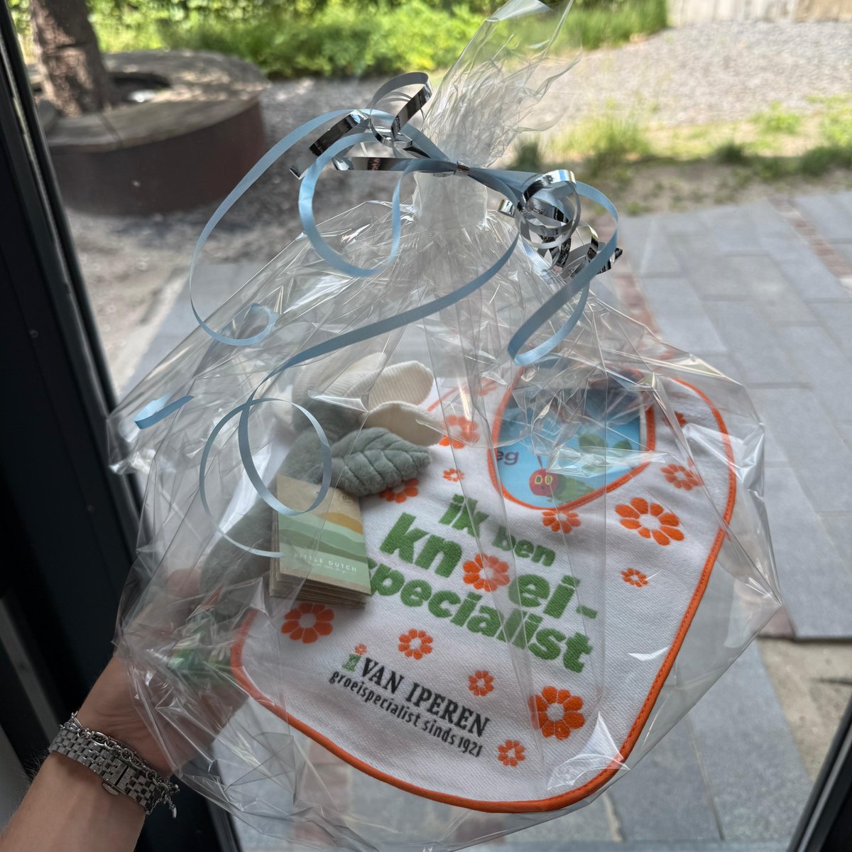 Groeien doen we samen
In het werk, in het vak en in het leven.

Soms is de mooiste vorm van groei er eentje die buiten het werk plaatsvindt.

Bij zulke momenten staan we graag even stil.
Een klein gebaar, met zorg samengesteld, om te laten zien dat we meeleven.

In ons