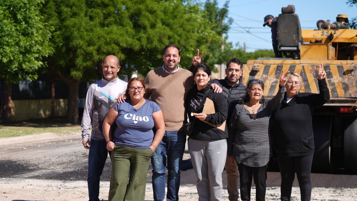 Caminando los barrios, llevando soluciones... como siempre.

Hoy me acerqué al histórico barrio José Aquiles Regazzoli para conversar con los vecinos sobre sus necesidades y proyectos. Un barrio con una historia de compromiso social que nos inspira.
Mientras estuve allí, ya