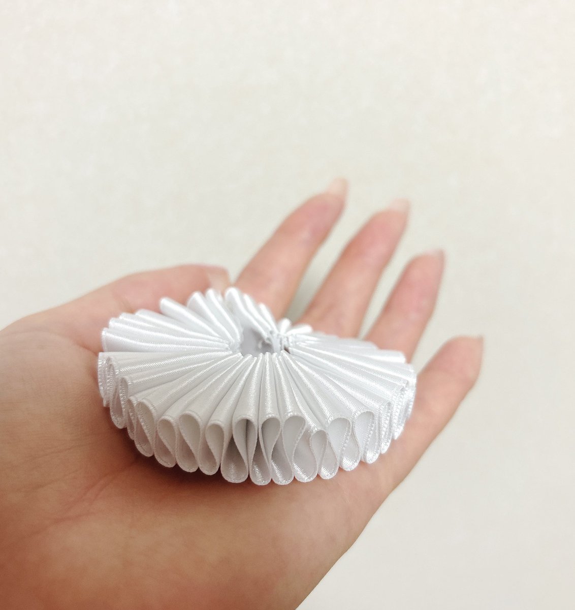 リボンの手縫いで手のひらサイズのピエロカラー作ってみたんだけど、まぁ50cmでいいかな…と思いつつ足りなくなったら終了なんで、念のため1mにしたらちょうど良くてこれ人間サイズだとどうなるの？！と思った