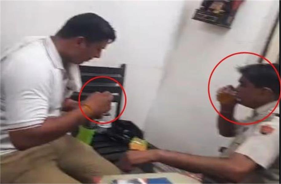 HaryanaKesari's tweet image. जींद के नए बस स्टैंड स्थित पुलिस चौकी में 2 पुलिसकर्मियों का शराब पीते हुए वीडियो सोशल मीडिया पर वायरल हो रहा है। वीडियो में दोनों पुलिस कर्मचारी ड्यूटी के दौरान बेखौफ होकर शराब पीते दिखाई दे रहे हैं। वीडियो सामने आने के बाद पुलिस विभाग में हड़कंप मच गया है।
#videoviral #Jind…