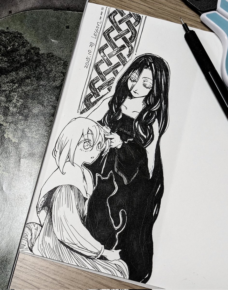 kshtrs's tweet image. 彼女は弟子ではないので魔法を教えてはもらいませんでしたが、魔女は最初にちゃんとした三つ編みの仕方を教えてくれたのでした。御守りの意味もあるというそれを編むと、なんとなく彼女もやる気が出るのでした
#inktober #kuretake_inktober2025 #inktober2025day29
お題は「授業」でした〜