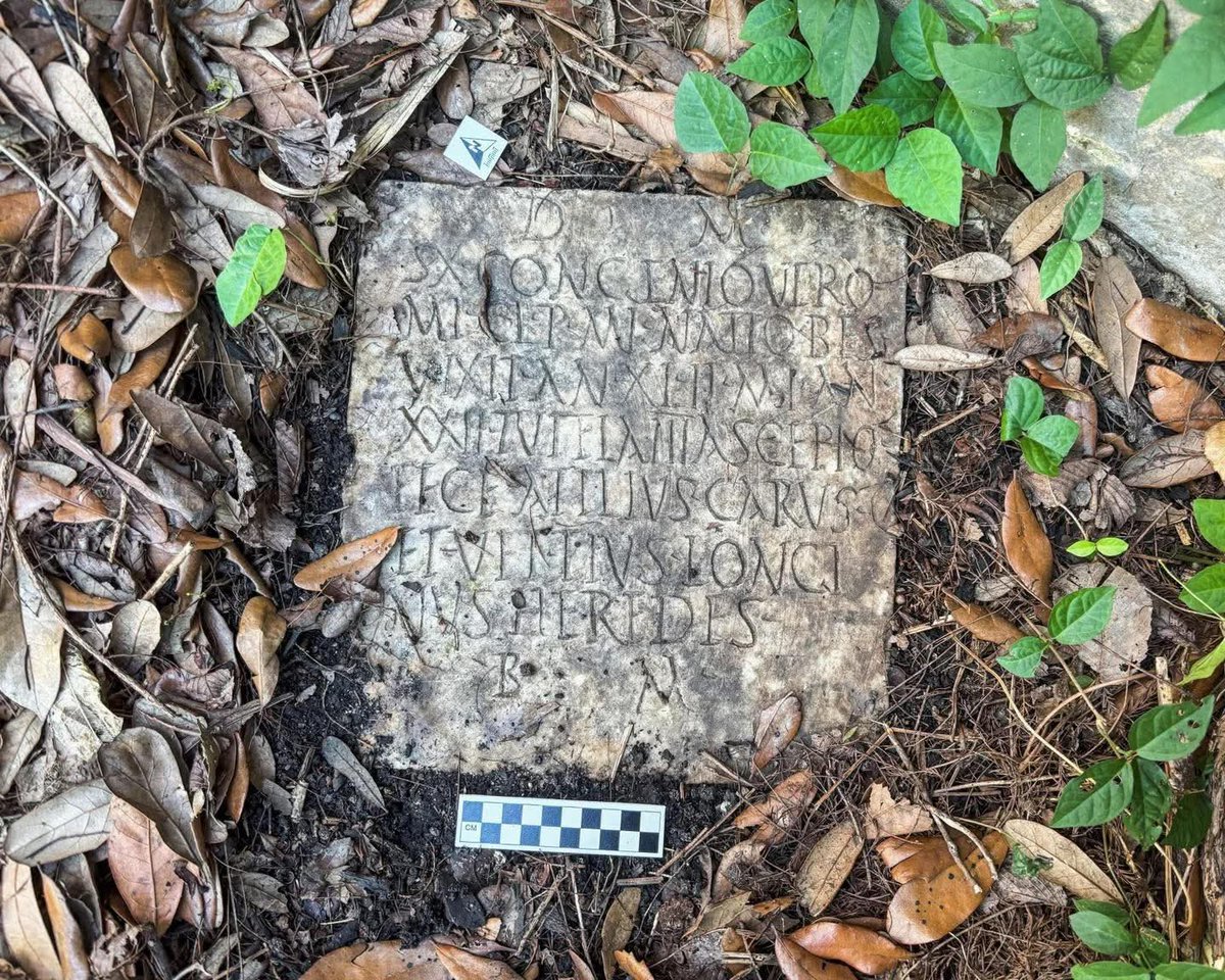 A 2000 year-old Roman tombstone has been found in a New Orleans 🇺🇸 backyard, left there by the granddaughter of a U.S. soldier who brought it from Italy during WWII. The tombstone belonged to a Roman soldier and sailor named Sextus Congenius Verus. It was found by a Tulane