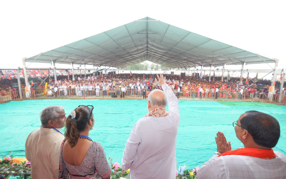 बिहार में इस बार एक तरफ कर्पूरी ठाकुर जी के आदर्शों पर चलते हुए गरीब कल्याण करने वाला NDA गठबंधन है और दूसरी तरफ सिर्फ अपने परिवार का कल्याण करने वाला इंडी गठबंधन है।
जननायक की जन्मभूमि समस्तीपुर में NDA के प्रति इस समर्थन के लिए प्रदेश की जनता का आभार।