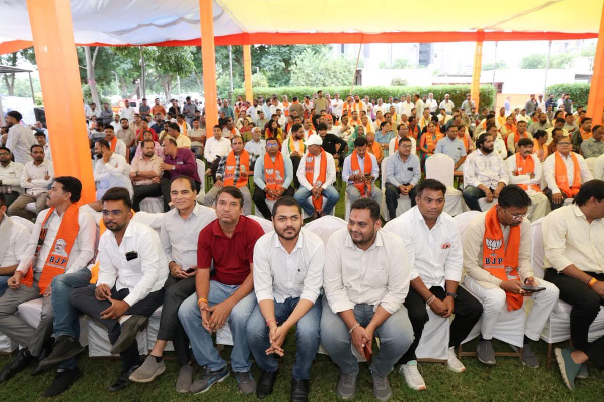 પ્રદેશ કાર્યાલય 'શ્રી કમલમ્' ખાતે આયોજિત કાર્યકર્તા સ્નેહમિલન સમારોહમાં CM શ્રી <a href="/Bhupendrapbjp/">Bhupendra Patel</a> જી, પ્રદેશ અધ્યક્ષ શ્રી <a href="/MLAJagdish/">Jagdish Vishwakarma</a> જી અને સંગઠન મહામંત્રી શ્રી રત્નાકરજીએ સૌ કાર્યકર્તાઓને રૂબરૂ મળીને નૂતન વર્ષની હાર્દિક શુભેચ્છાઓ પાઠવી અને સૌનો ઉત્સાહ વધાર્યો.