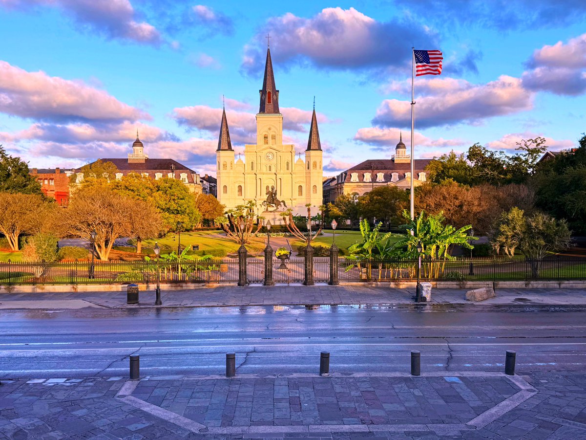 DavidMora's tweet image. A crisp, golden morning in New Orleans! Sunshine on St. Louis Cathedral, a cool breeze through Jackson Square and the city waking up in all its charm. 🌞🌿⚜️

#GoodMorning #NewOrleans