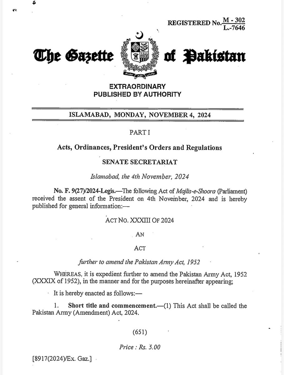 mansoorlaughs's tweet photo. جنرل عاصم منیر 29 نومبر 2022 کو چیف آف آرمی اسٹاف (COAS) تعینات ہوئے۔

اُس وقت Pakistan Army Act, 1952 کے مطابق مدتِ ملازمت تین سال تھی۔

2024 میں ترمیمی بل (Pakistan Army (Amendment) Act, 2024) منظور ہوا، جس نے مدت کو 3 سے بڑھا کر 5 سال کر دیا۔

کسی بھی قانون کی ریٹروایکٹیویٹی (retroactivity) یعنی “پچھلی تاریخ سے اثر” صرف تب ہوتی ہے جب قانون میں واضح الفاظ میں لکھا ہو کہ:

“یہ ترمیم سابقہ تعیناتیوں پر بھی لاگو ہو گی”
یا
“یہ قانون نفاذ سے پہلے تعینات افسران پر بھی اثر انداز ہو گا��

 مگر Pakistan Army (Amendment) Act, 2024 میں ایسا کوئی جملہ شامل نہیں۔
اس میں صرف اتنا کہا گیا ہے کہ “the term of appointment shall be five (05) years” — اور نفاذ کی تاریخ گزیٹ میں اشاعت کے دن سے ہے۔

لہٰذا:

جنرل عاصم منیر چونکہ 2022 میں تین سالہ مدت کے لیے تعینات ہوئے تھے، اور اپنی خدمات کو طول ��ینے کے لئے حکومت پاکستان سے ایکٹینشن لینا ہوگا۔ 

بہرحال ماضی کے چیف صاحبان کی سروس کا دورانیہ دیکھ کر واضح معلوم ہوتا کہ 3 سال وہ ملک کی  خدمت کرکے انہیں دل کی تسکین نہیں ملتی اور پھر ایکسٹینشن کے جواز بنانا پڑتے تھے۔ 

اور اب چونکہ آئندہ آنے والے تمام چیف صاحبان 5 سال کے لیے تعینات ہوں گے تو امید ہے پاکستان میں جنگیں ہونے کے امکانات کم ہوا کریں گے اور حالات پر امن رہا کریں گے۔ 😊