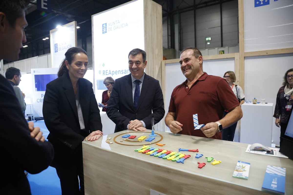 En <a href="/SIMOEDU_/">SIMO EDUCACIÓN</a> constatamos o interese que xera o modelo de educación dixital galego

En 2026 seremos a primeira comunidade cunha lei neste eido e poñeremos en marcha #EdugalIA, mellorando a xestión con intelixencia artificial

Disto e moito máis falamos no stand da <a href="/Xunta/">Xunta de Galicia</a> en Madrid