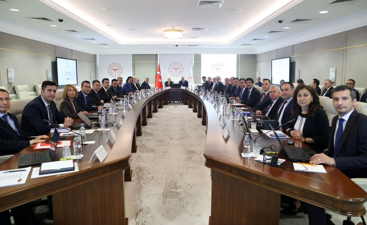 Hazine ve Maliye Bakanımız Sayın <a href="/memetsimsek/">Mehmet Simsek</a>, Cumhurbaşkanlığı Strateji ve Bütçe Başkanı Sayın İbrahim Şenel ve Bakanlık bürokratlarımızın katılımıyla verimli bir toplantı gerçekleştirdik. 

Sağlık hizmetlerine ve yatırımlarına yönelik finansman stratejilerini ve gelecek