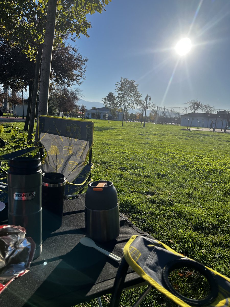 Kim demiş keyif pahalı diye ?
Bir masa , iki sandalye , iki kahve yeter.🌿