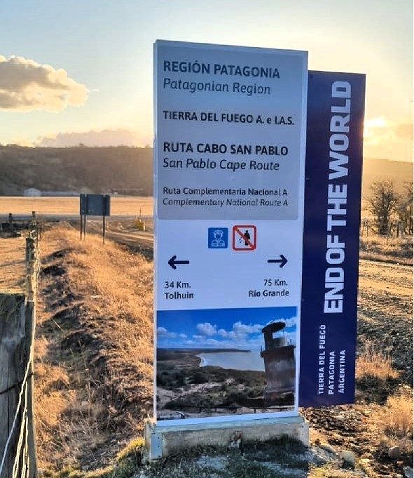 InFueTur's tweet image. @InFueTur  impulsa la identidad turística del centro y norte fueguino con nueva cartelería y cooperación binacional buscando integrar los atractivos de ambos lados de la Isla Grande.