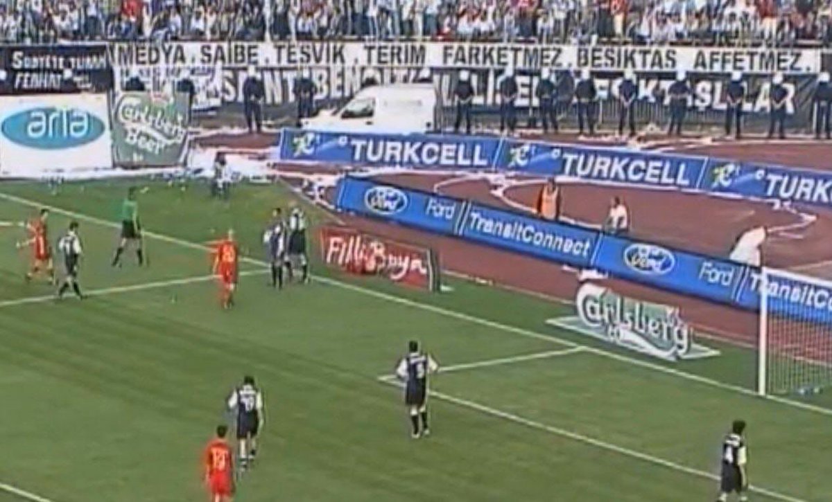 MALATYA’YA TOFAŞ, FETO’YA SAKSO, YASA DIŞI BAHİS SİTESİNE KUCAK DANSI.. İŞTE C*MBOM İŞTE…

Kirli mazisini teşvik primleri ve şikelerle, himmet dualarıyla, kaçak kestaneleriyle, hakem ittirmeleriyle dolduran malum camia, yasa dışı bahis çetelerinin aparatı olan hakemlerle yatıp