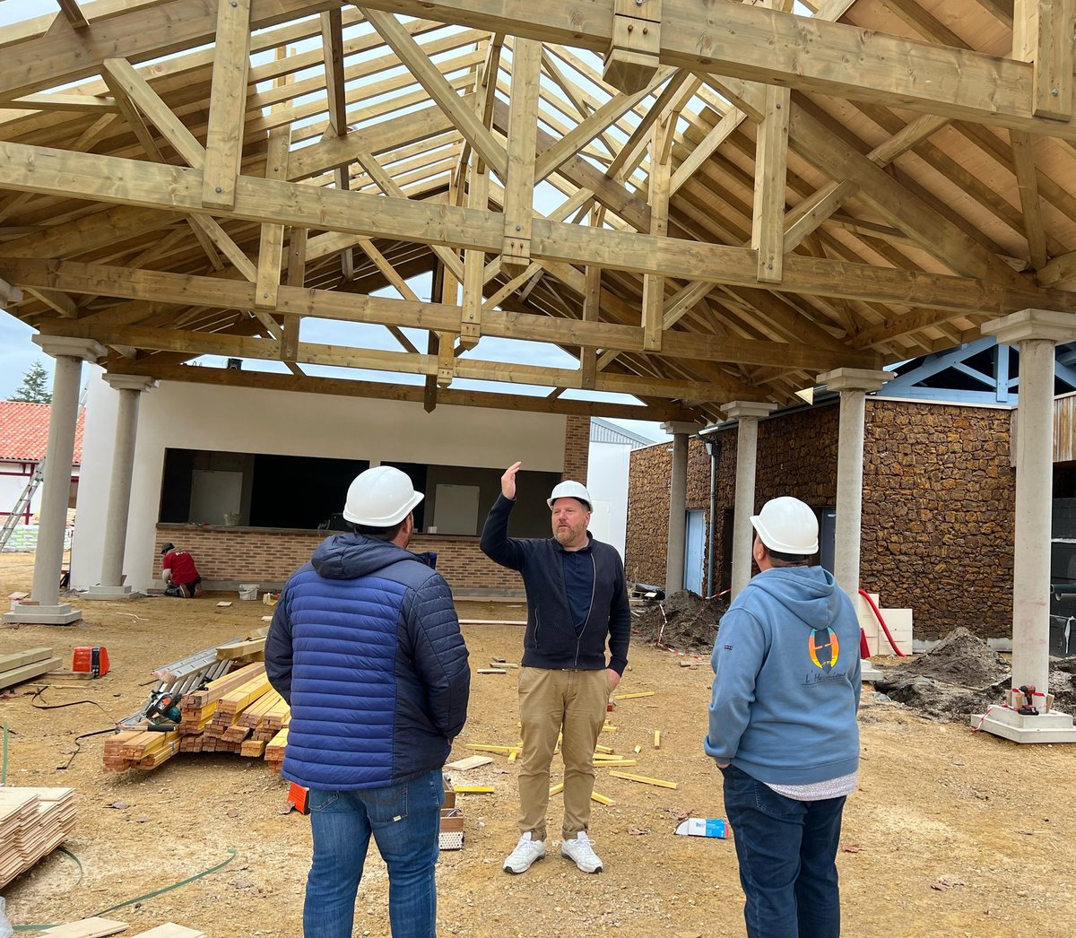 fabien_laine's tweet image. Bienvenue sous la future halle  de #Sanguinet place du marché- cœur de bastide landaise réinventée!
400m2 pour les événements, le marché et nos nombreuses fêtes! 🥳 
Halle livrée avec cuisine équipée + 1 grand comptoir! 
Vivement les prochaines festivités! 
#architecturelovers