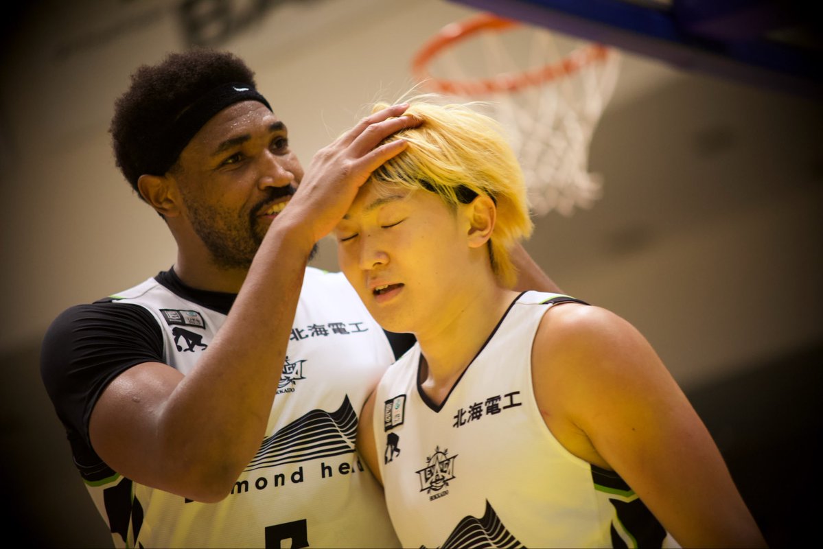 ぜひ覚えておいてください😎
市場です☝️(ばっちです)
金髪をもしゃもしゃすると
いいことが起こりそう✨
#レバンガ北海道 
#市場脩斗