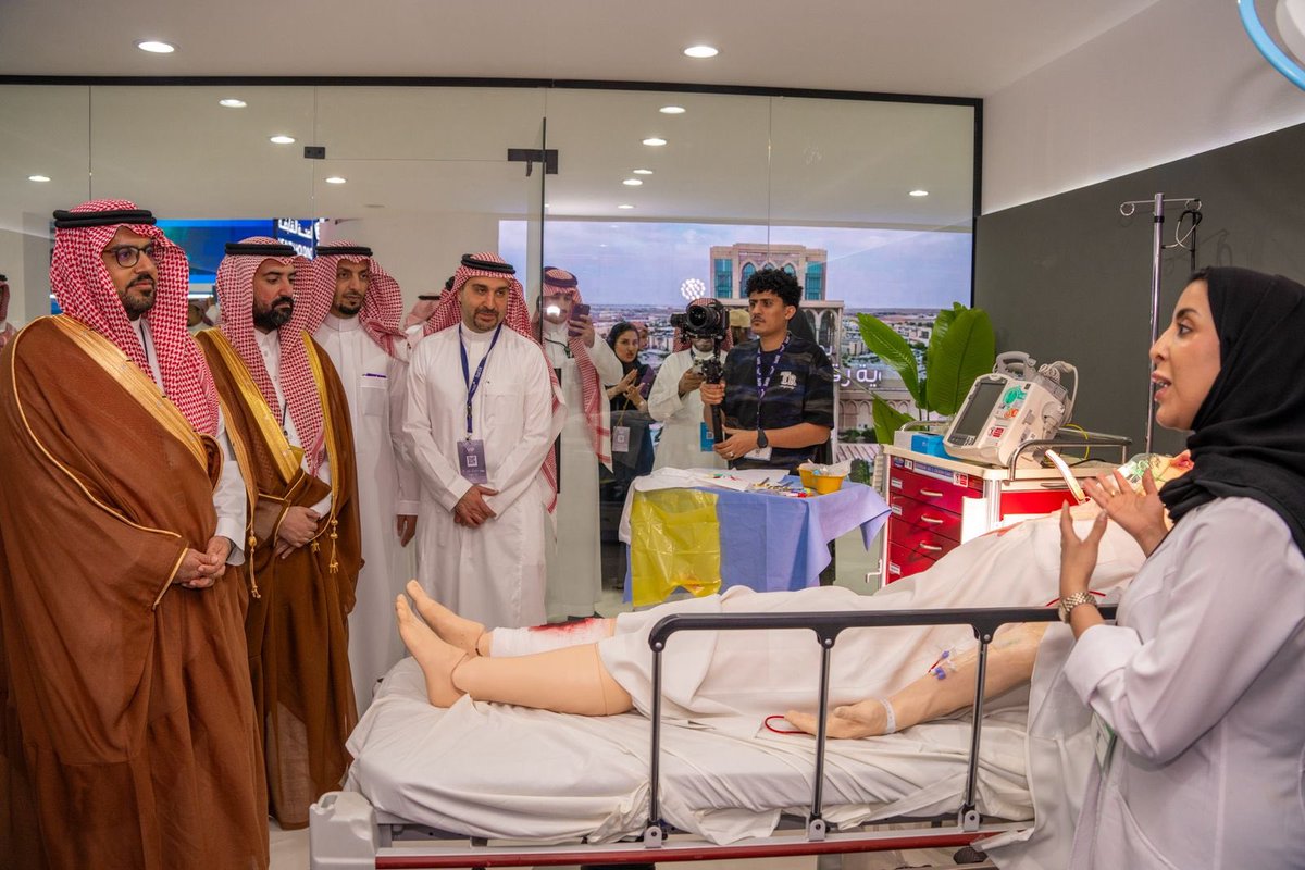 NGHAnews's tweet photo. سعادة الرئيس التنفيذي لهيئة الصحة العامة (وقاية) الدكتور عبدالله القويزاني في زيارة لجناح الشؤون الصحية بوزارة الحرس الوطني في #ملتقى_الصحة_العالمي ٢٠٢٥؛

اطّلع سعادته على أبرز المبادرات والابتكارات الصحية التي تعكس جهود الشؤون الصحية في تعزيز الوقاية وتحسين جودة الحياة ضمن منظومة الرعاية الصحية المتكاملة.

#MNGHA
#استثمر_في_الصحة
#GHE25