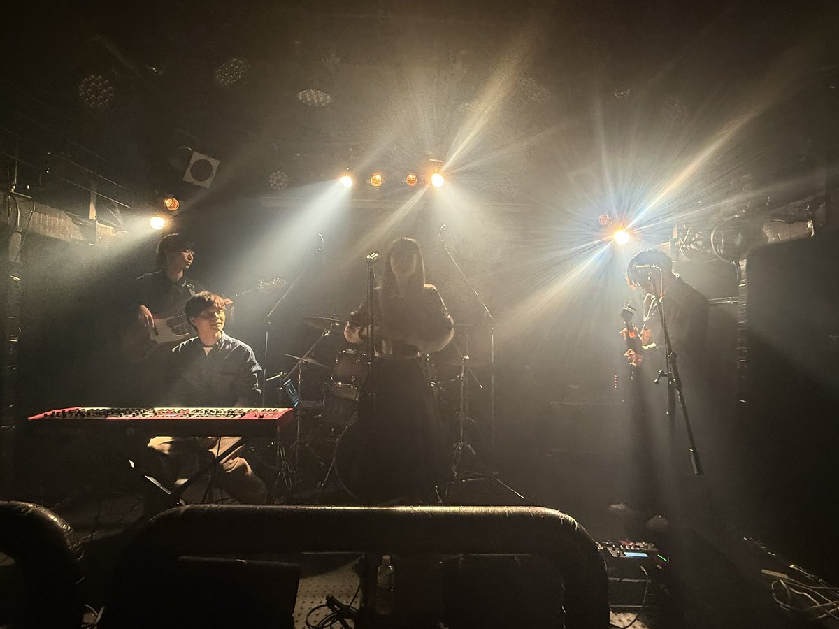 本日、<a href="/KOENJI_ROOTS/">koenji club roots！</a> でのライブでした！！

見にきてくださった皆さん、対バンの皆さん、ライブハウスの皆さん、皆々様ありがとうございました！

今日もいい刺激を受けて帰宅中
トップバッターとして、うまくできてたでしょうか👁️

来月も頑張るゾー🙋🏻‍♂️