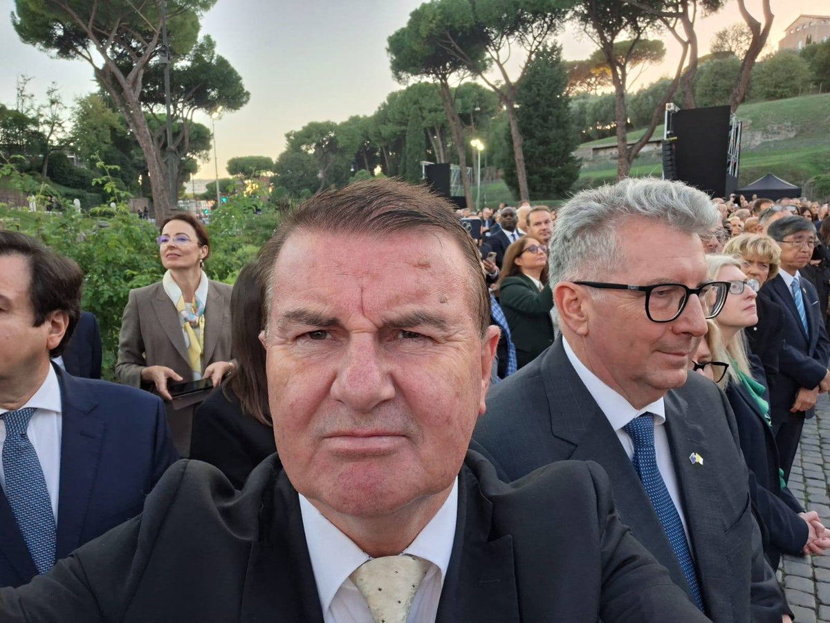 Nobena vojna ni sveta, svet je samo mir! je dejal papež Leon XIV, ko je skupaj z verskimi voditelji, dipl. zborom in množico, zbrano okrog rimskega koloseja, molil za mir v svetu.