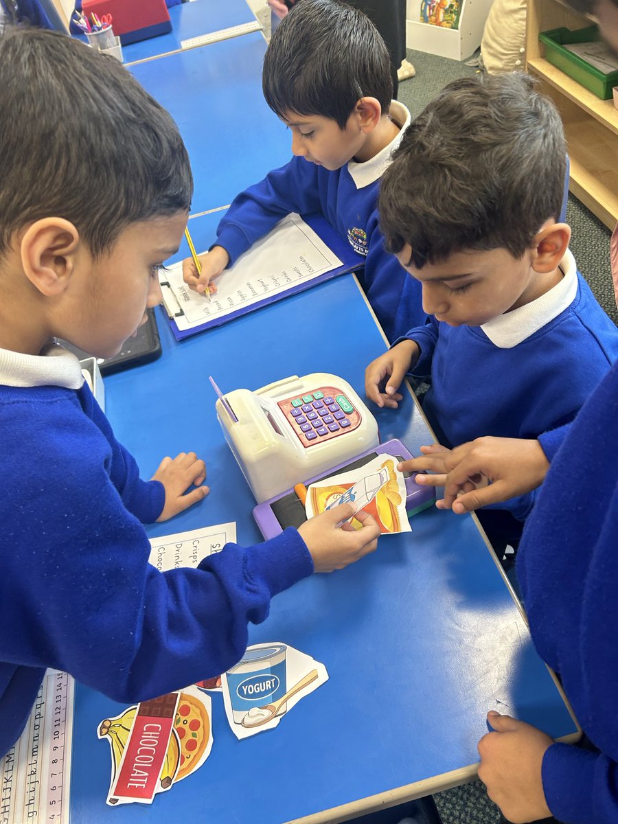 Rowlatts_TMET's tweet image. Year 2 had fun in Computing today! 💻🎭 They role-played shoppers, cashiers, digital recorders &amp;amp; database operators to explore input and output technology in action! 🛒💰🔊📊 #Computing #STEM @MrsRPatelRMPA