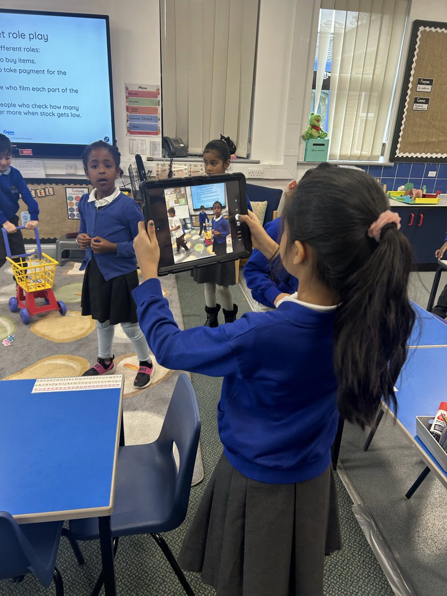 Rowlatts_TMET's tweet image. Year 2 had fun in Computing today! 💻🎭 They role-played shoppers, cashiers, digital recorders &amp;amp; database operators to explore input and output technology in action! 🛒💰🔊📊 #Computing #STEM @MrsRPatelRMPA