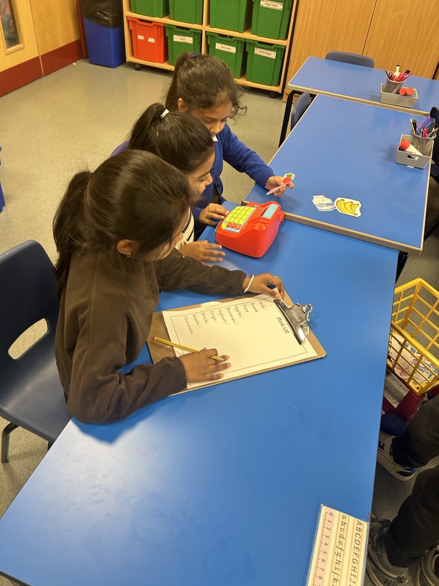 Rowlatts_TMET's tweet image. Year 2 had fun in Computing today! 💻🎭 They role-played shoppers, cashiers, digital recorders &amp;amp; database operators to explore input and output technology in action! 🛒💰🔊📊 #Computing #STEM @MrsRPatelRMPA