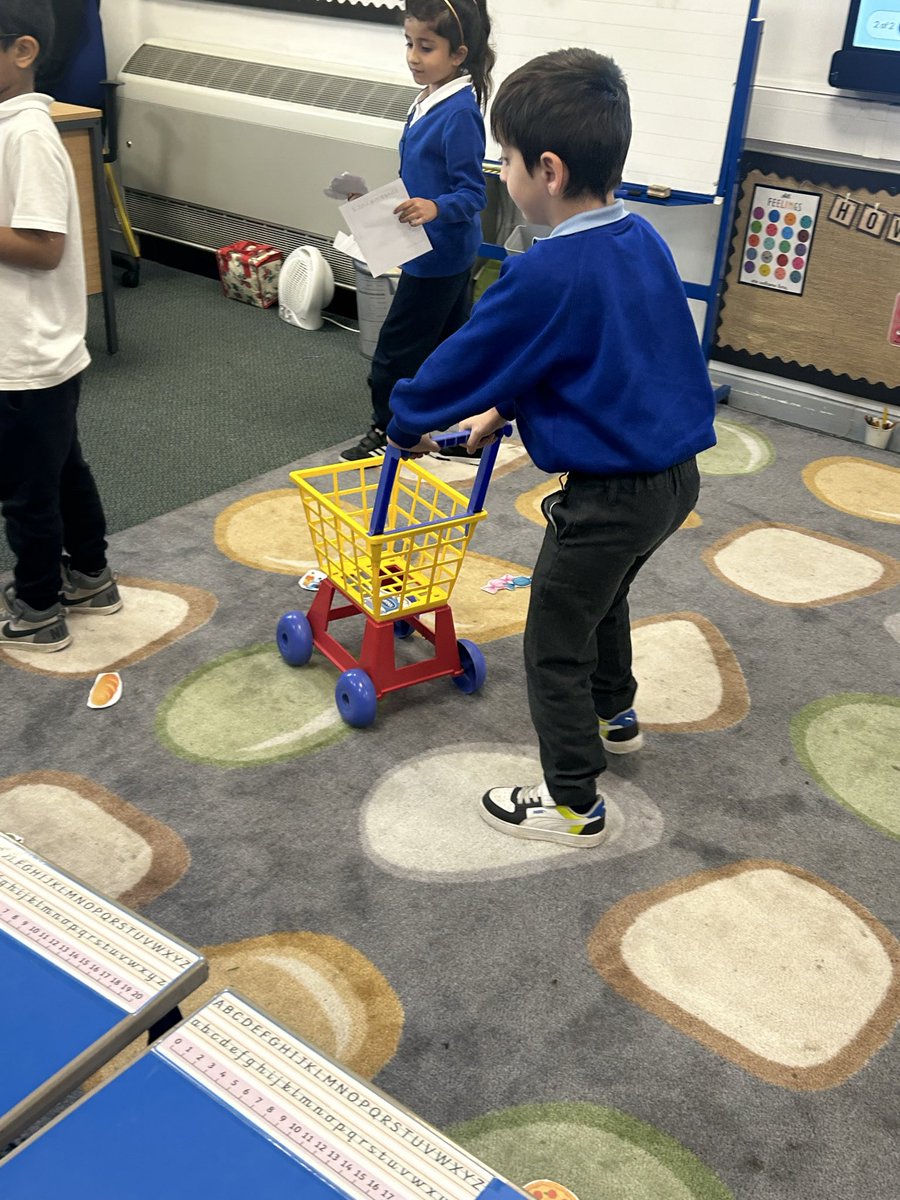 Rowlatts_TMET's tweet image. Year 2 had fun in Computing today! 💻🎭 They role-played shoppers, cashiers, digital recorders &amp;amp; database operators to explore input and output technology in action! 🛒💰🔊📊 #Computing #STEM @MrsRPatelRMPA