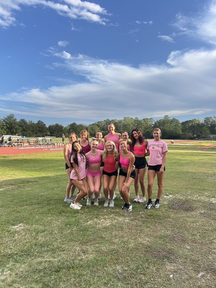 SunBelt's tweet image. 𝗪𝗘𝗔𝗥 𝗣𝗜𝗡𝗞 𝗦𝗢𝗨𝗧𝗛𝗘𝗥𝗡 𝗠𝗜𝗦𝗦.

@USMGoldenEagles honored Breast Cancer Awareness Month across numerous athletic programs where student-athletes wore pink shirts, ribbons and other attire during competitions and practices. #SunBeltSAAC ☀️🎗️