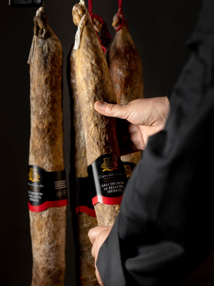 Sujetar una pieza GarciGrande es sostener historia, oficio y origen ✨ 

_
#garcigrandedebellota #almadeartesanos #salamanca #salchichon #embutidos