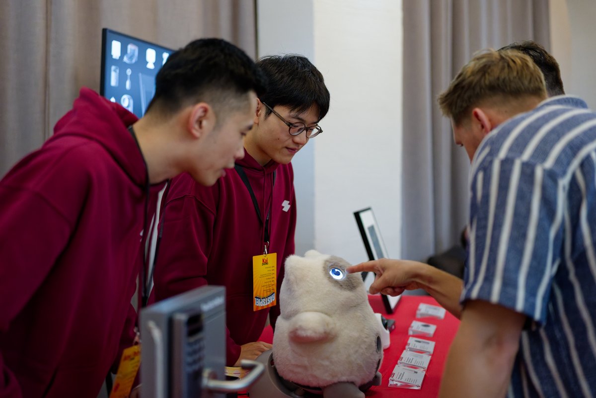 SwitchBot's tweet image. What a day at the @spielundzeug Smart Home Meetup!
We met creators and fans to talk innovation, new gadgets, and share our latest from SwitchBot and the community’s support meant the world to us❤️

📸@Andreas Brüggemann
 #SmartHome #SwitchBot #SpielundZeug #SmartLiving #TechEvent