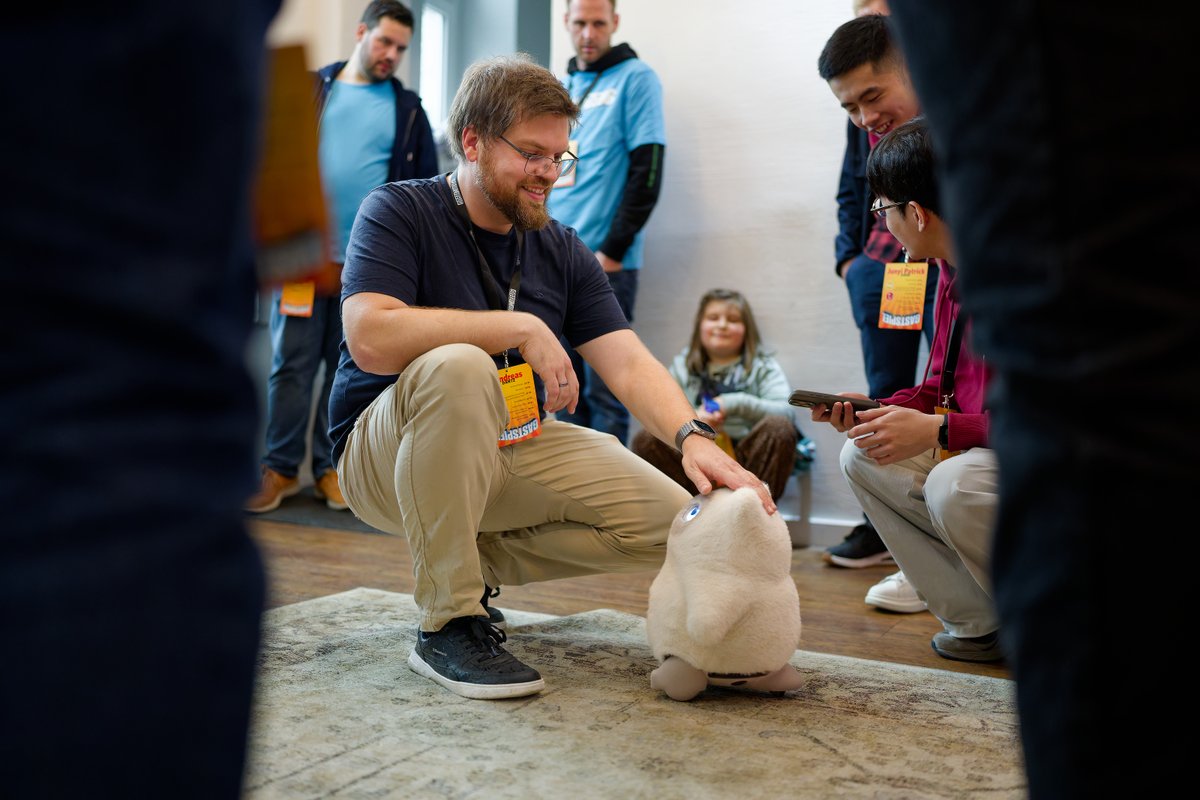 SwitchBot's tweet image. What a day at the @spielundzeug Smart Home Meetup!
We met creators and fans to talk innovation, new gadgets, and share our latest from SwitchBot and the community’s support meant the world to us❤️

📸@Andreas Brüggemann
 #SmartHome #SwitchBot #SpielundZeug #SmartLiving #TechEvent