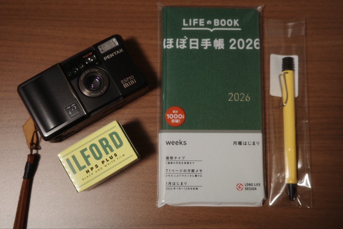 akira_film's tweet photo. ちと気が早いけど、来年のほぼ日手帳はweeksのアンティークグリーンにした。
ボールペンは好きだからいつもLAMYのsafari、手帳の色に合わせてイエローにしたらILFORDフィルムの箱色とリンクした!(´▽｀)

#ほぼ日手帳 #ほぼ日手帳weeks #lamysafari #ILFORD #film 
#PENTAX #ESPIOMINI https://t.co/fy4SqhdhXZ