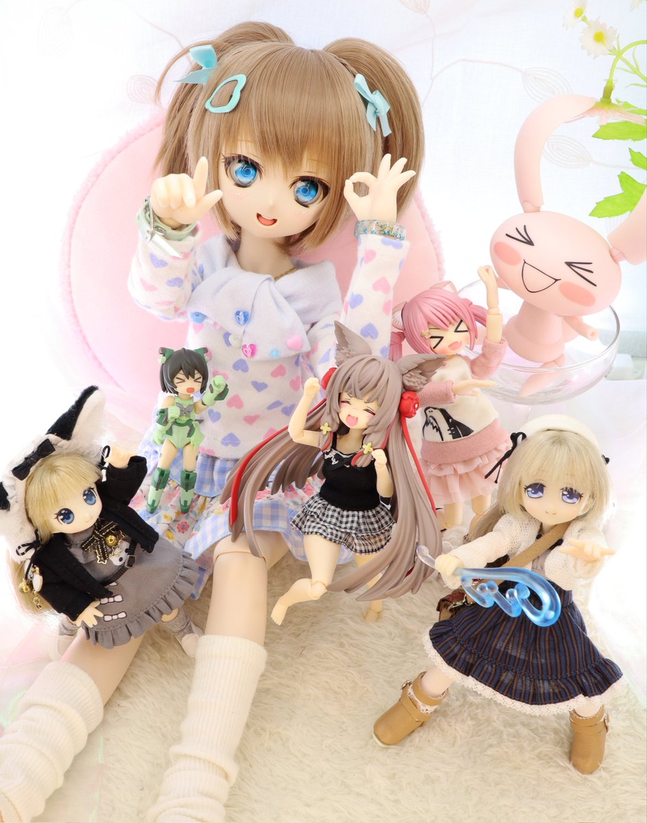 #深夜のドール撮影素敵文1440分1本勝負
お題「はしゃぐ」

過去から一枚。
彼女達が何をそんなにはしゃいでいるのかは…詳細不明。