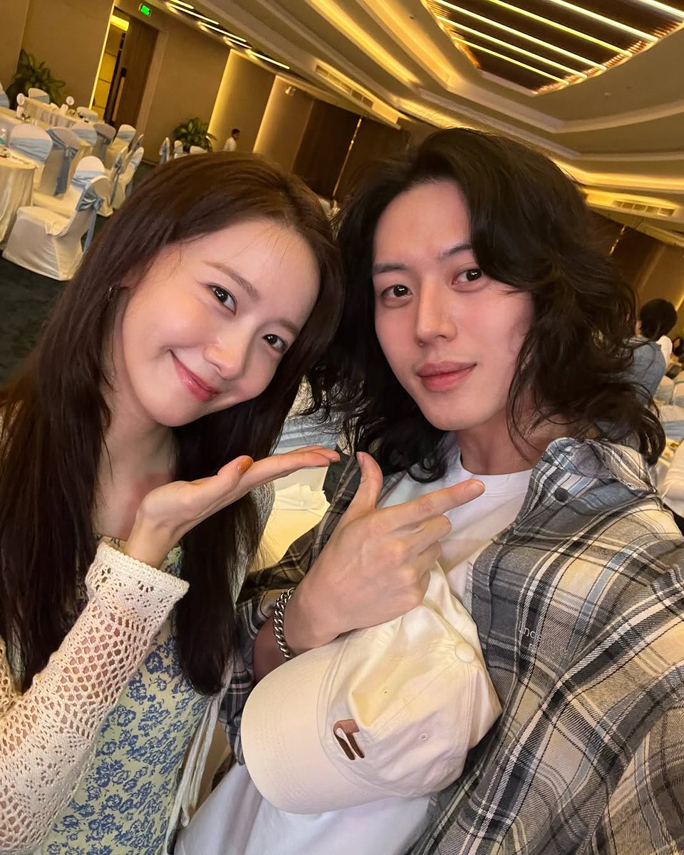 yoona_popbase's tweet image. #YOONA stuns in a new photo with Actor Lee Joo Ahn.