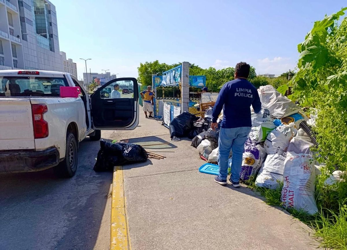 JM_UNANUE's tweet photo. Previo al paso del #FrenteFrío11, continuamos con las labores de limpieza en diferentes puntos de la ciudad, para mantener espacios públicos ordenados y seguros para todos. https://t.co/xYjScyvKfl