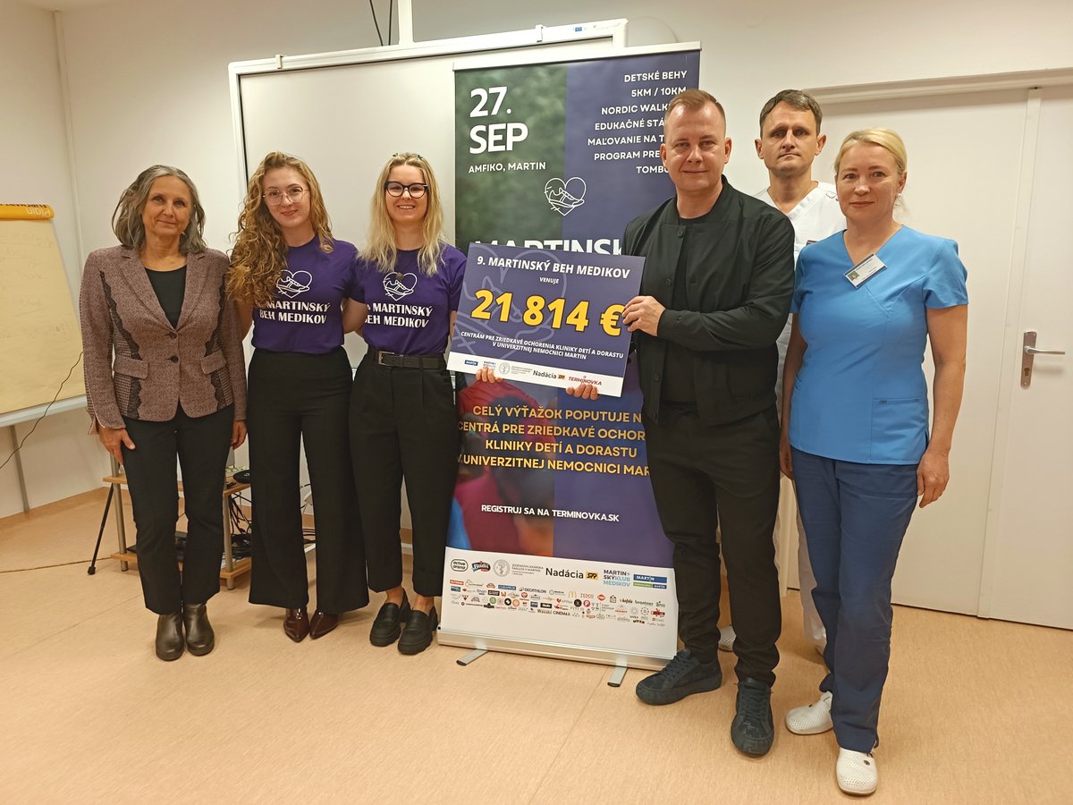 jlfukmartin's tweet photo. 🏃Organizátorky Martinského behu medikov, študentky našej fakulty, odovzdali vedeniu Kliniky detí a dorastu UNM symbolický šek s výťažkom z 9. ročníka charitatívneho podujatia. 🔝 💯 Rekordných 21 814 €  https://t.co/aUhERHYSiH https://t.co/MbqyraOjd3