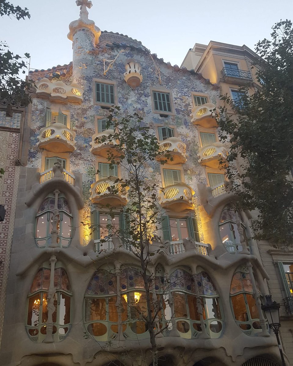 Passejant per Barcelona. 
Casa Batlló. La bellesa. #Barcelona #bcn #descobrircat <a href="/CasaBatlloGaudi/">Casa Batlló | Gaudí Barcelona</a>