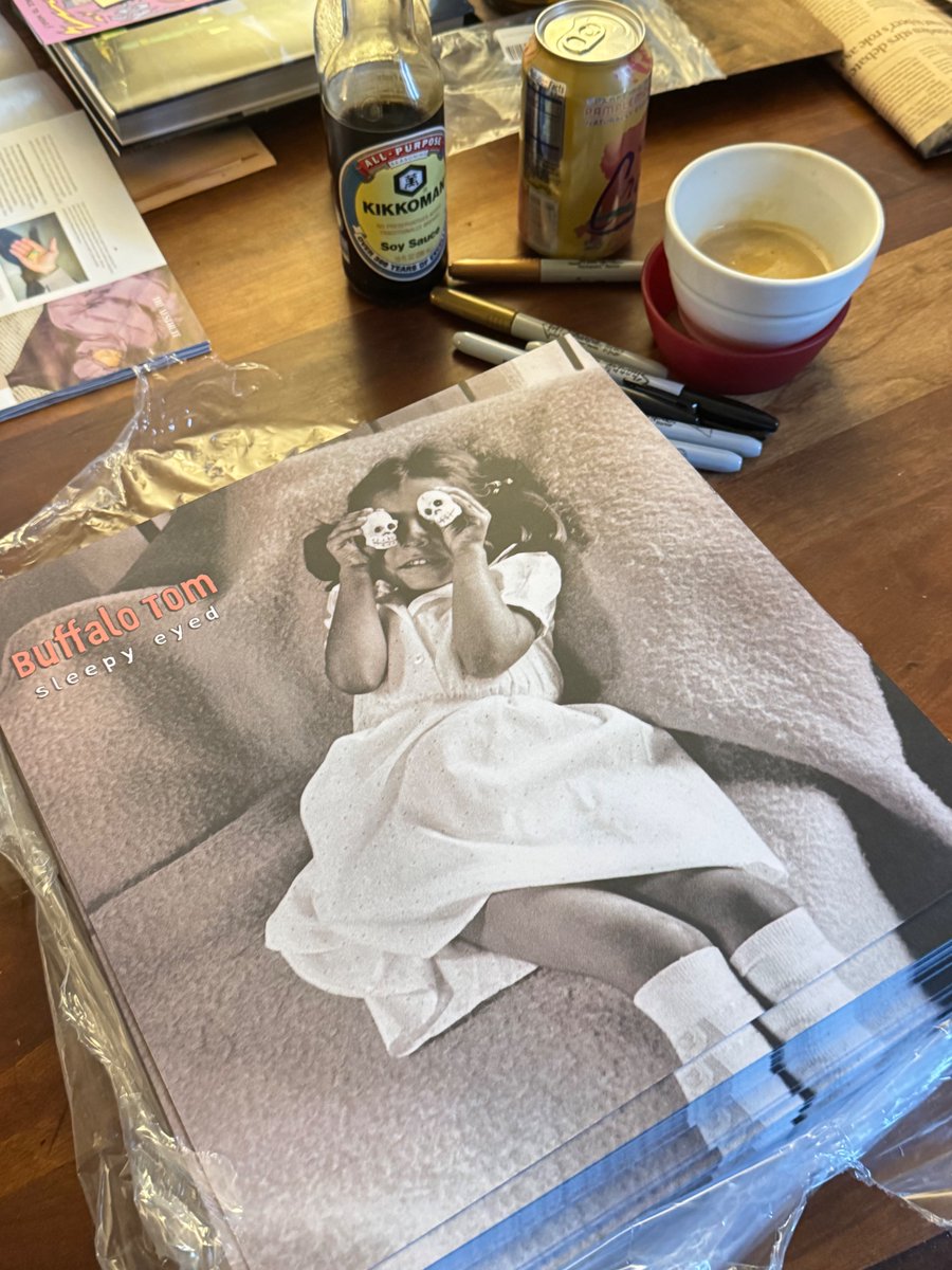 buffalotomband's tweet photo. 🔔Chris is signing the Sleepy Eyed flat paper reissues for the Please Come to Boston Minifest (November 6th, 7th &amp; 8th).
Single day tickets are available &amp; all ages are welcome.
See you soon!
🎫 https://t.co/6XiCyTEHXe https://t.co/TiNtfS8sT5