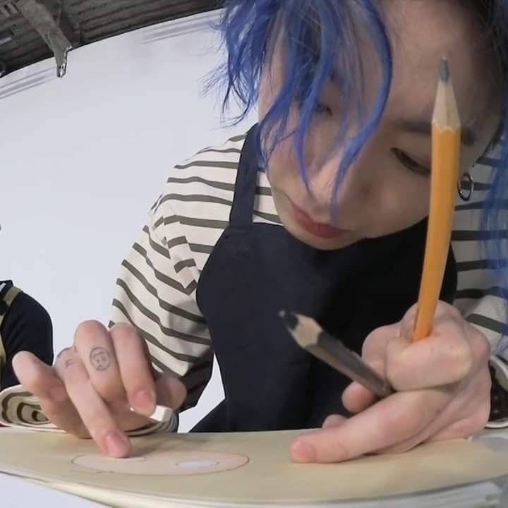 jungkook ko kpde pehnane hetu prathna patr. i cant take this anm