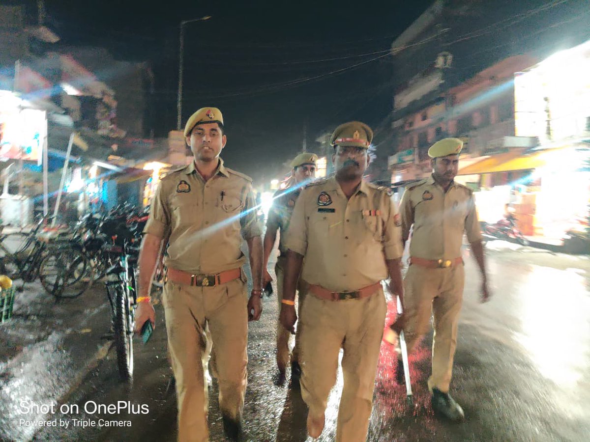 #SPBallia श्री ओमवीर सिंह के निर्देशन में जनपद में शांति एवं कानून व्यवस्था बनाए रखने तथा आमजन में सुरक्षा का भाव जागृत करने के उद्देश्य से #Ps_नगरा पुलिस द्वारा मुख्य मार्गाें व अन्य भीड़ वाले स्थानों पर पैदल गस्त की गई।
#Ballia #बलिया #UPPolice