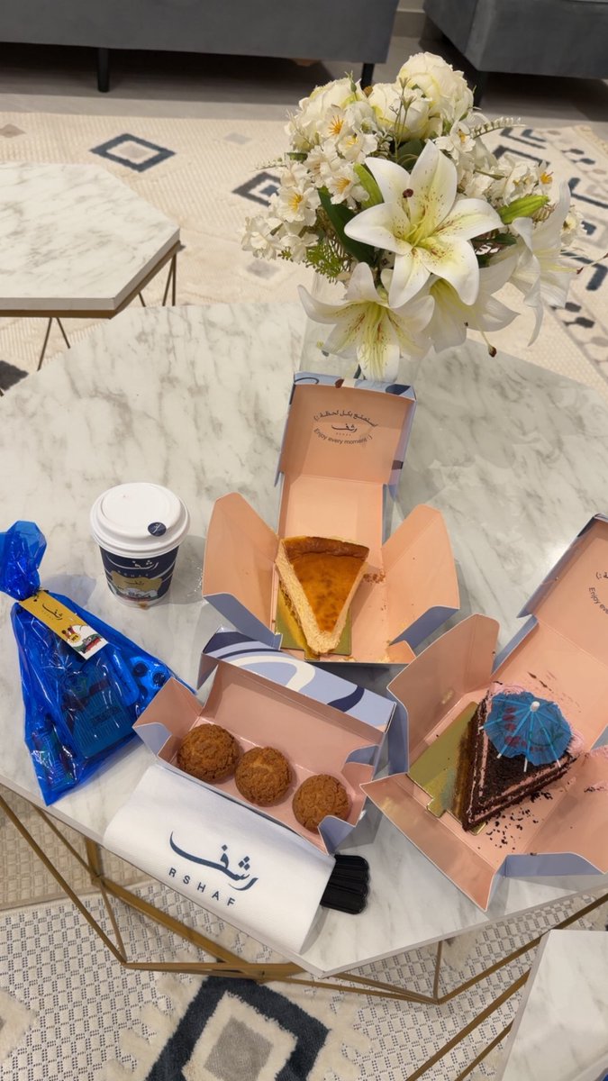 Restaandcafe's tweet photo. 🚩 رشف
تجربة كيكة التسعين 90 🍰 
هشة ولذيذة واسعار مناسبة جدا
فقط ب14 ريال 

وأصناف متعددة وخيارات مثالية https://t.co/dmExjA7C7q