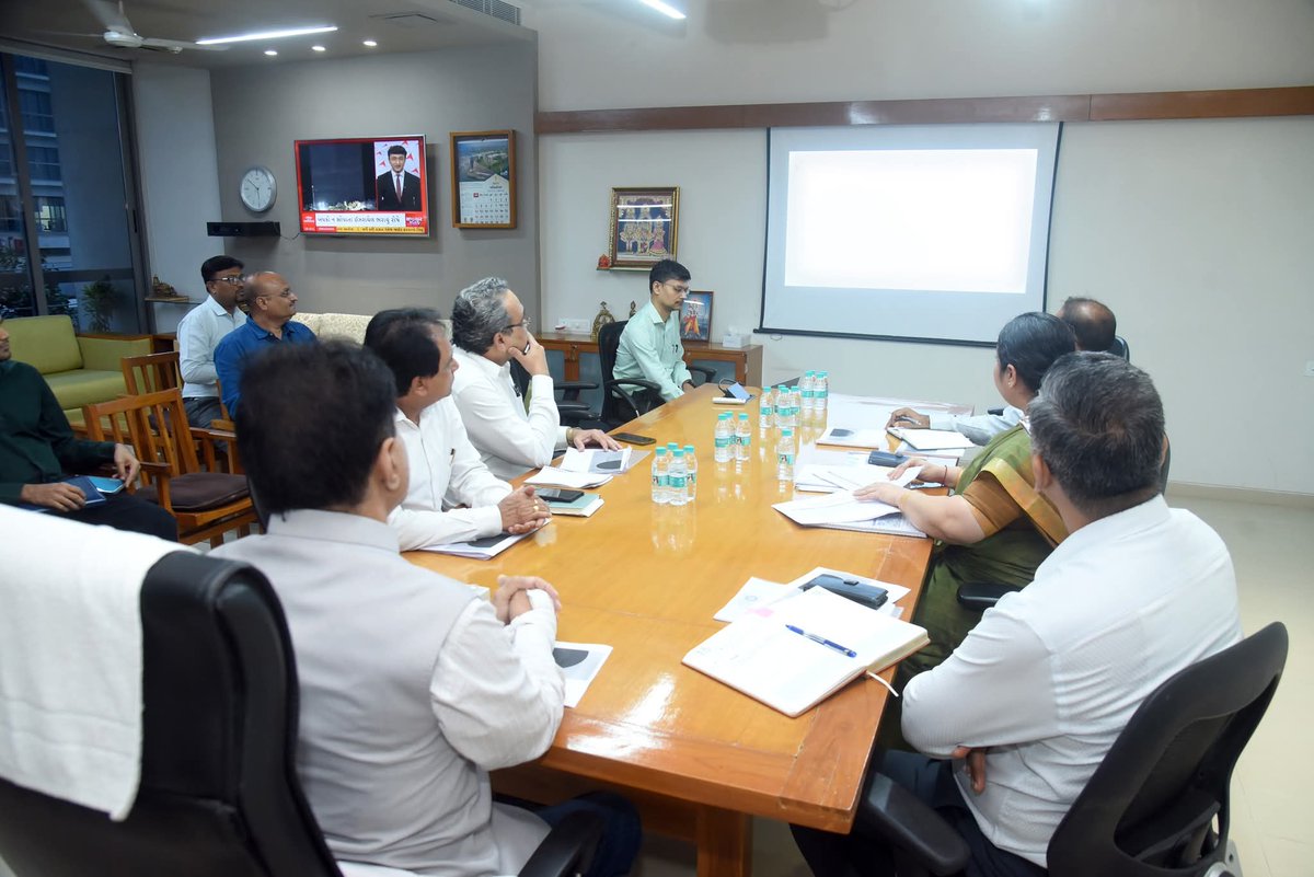 આજરોજ સ્વર્ણિમ સંકુલ-૨, ગાંધીનગર કાર્યાલય ખાતે આરોગ્ય વિભાગના અધિકારીશ્રીઓ સાથે સમીક્ષા બેઠક યોજી, જરૂરી માર્ગદર્શન આપ્યું.