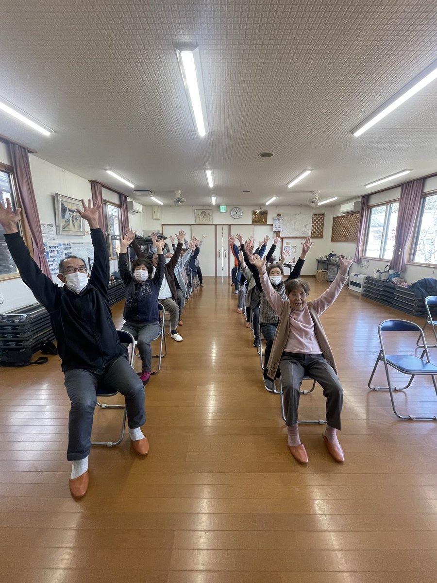 n2k2u4's tweet photo. ハイ、今日は東徳間会館の皆様と体操教室でした！
普段はぬくぬくでやらない棒体操でしたが、
めちゃくちゃリレーレースで盛り上がりましたよ！
理学療法士の棒体操は一味違ったかと思います！
最後はバンザイ🙌 https://t.co/3goY5gZ2of