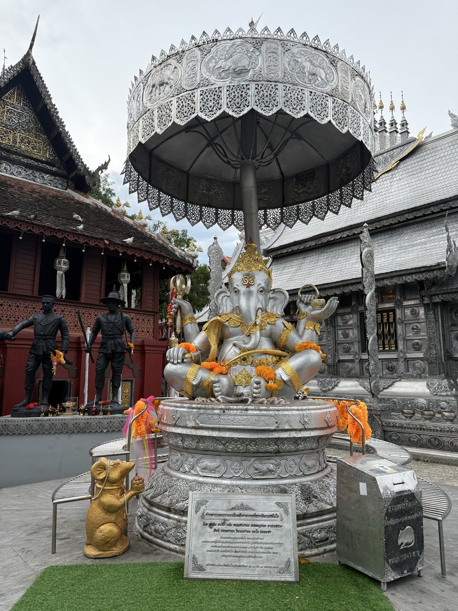 พระพิฆเนศทันใจ - วัดศรีสุพรรณ จ.เชียงใหม่

เป็นพระพิฆเนศเนื้อเงินแท้ สร้างเเสร็จภายในวันเดียว เชื่อกันว่าประทานพรสำเร็จรวดเร็วทันใจ 

องค์สวยมากๆ ประกอบศิลปะทางเหนือ ใครมีโอกาศไปเชียงใหม่ ต้องลองไปกราบไหว้ขอพรท่านสักครั้งค่ะ 🙏🏻🕉️