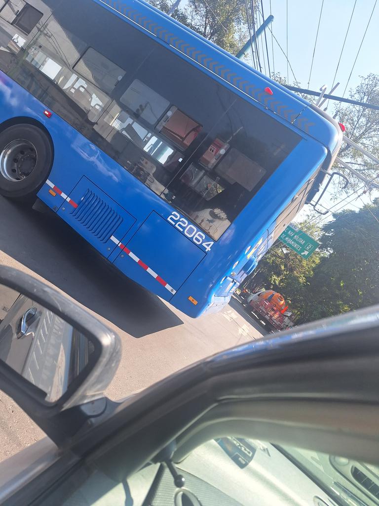 Underkanes's tweet photo. @STECDMX Deberían mejorar el entrenamiento de su personal ya que el dia de ayer 28 a las 11 AM el conductor de esta unidad en el cruce de taxqueña en el paradero al ver la luz roja se la brinco impidiendo el paso sobre avenida taxqueña. Y cuando se le reclamo insulto a todos. https://t.co/lgeGA2ynlK