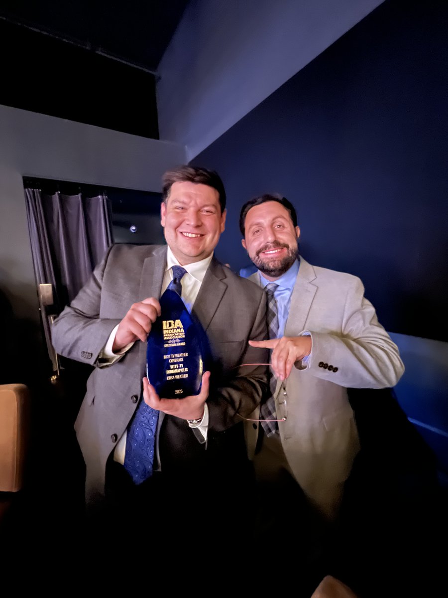 EthanRosuckWX's tweet image. Honored to bring home my first TV award! 🏆 Huge thanks to the IBA for recognizing @CBS4Indy with Best TV Weather Coverage for our January 5th snowstorm newscast. Proud to share this win with @MaxLewisTV, @JennyDreaslerTV, @TylerRyanWx, producer Elise &amp;amp; director Ross. #TVNews 🙂