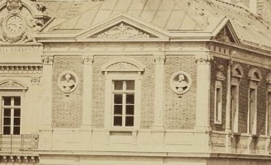 Deux des six #reliefs subsistants des frontons de la #VillaEugénie à #Biarritz taillés par #VictorHuguenin en 1855, longtemps exposés aux embruns et au sel de mer sur la terrasse de l’#HôtelduPalais jusqu’en 2018. Localisation actuelle inconnue. Précisions bienvenues.